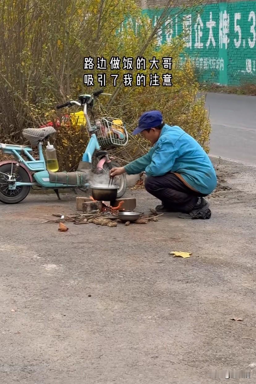 河南焦作，男子开车在路上行驶，突然看到前方不远处有一位大叔蹲在路边煮东西。男子心