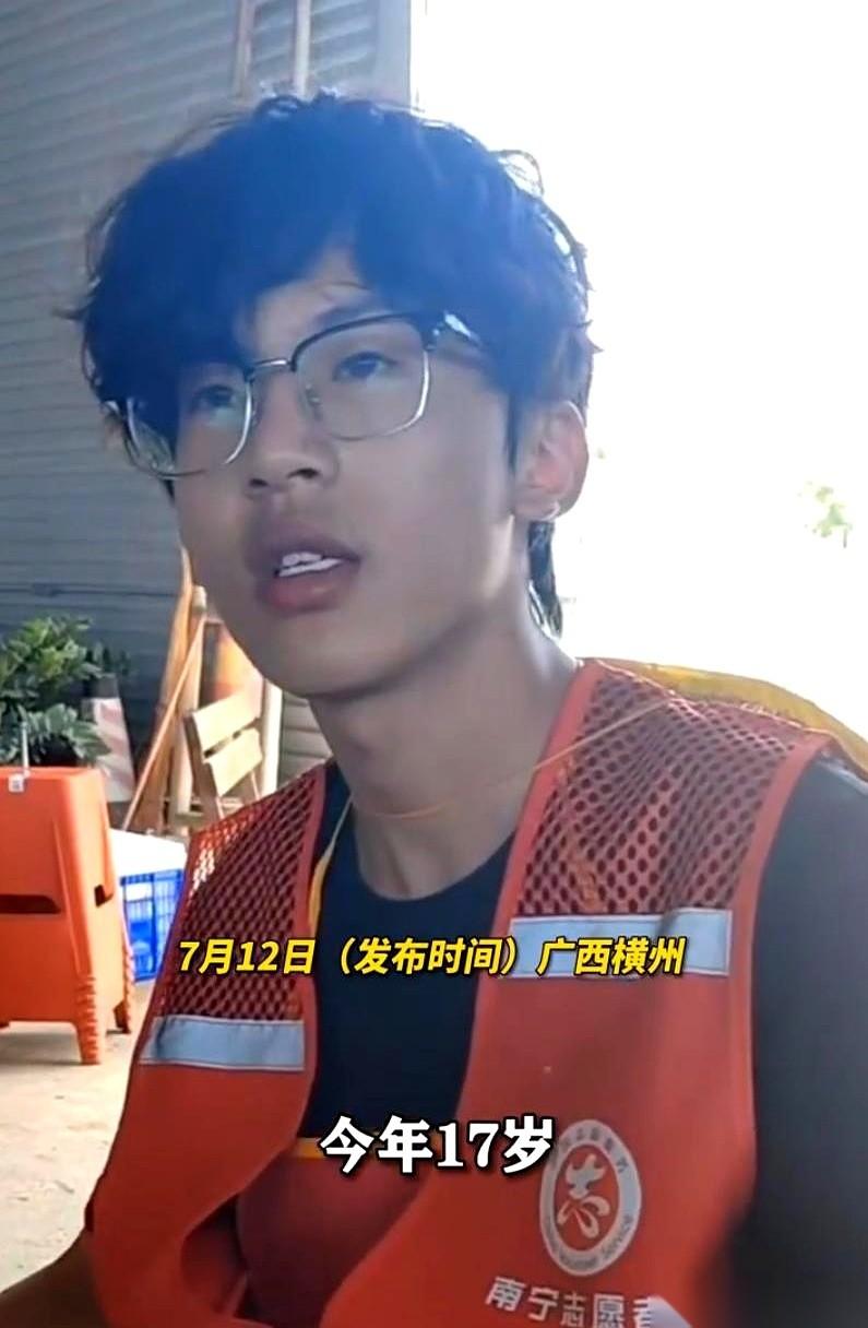 河南老蔡端着手机，手里的茶杯猛地晃了一下，热水差点洒在大腿上。屏幕里是一段别人