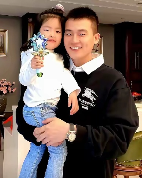 真的会酸，有一种舅舅，叫欧豪。欧豪对他外甥女，也太宠了吧！​给小姑娘请钢琴老