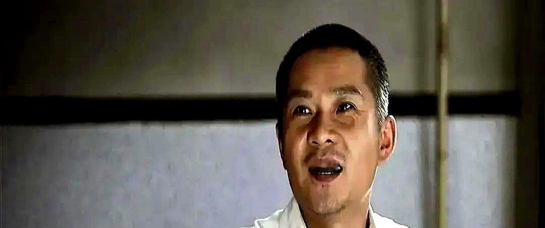 郭涛在片场不敢看梅婷的眼睛，手心里全是汗。他觉得自己太土，像个粗人，配不上她。