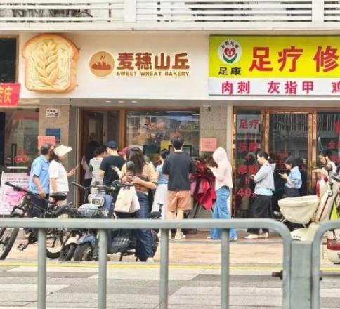 深圳这家面包店亏到关门，却让全城人排队“求着”它开下去！在深圳盐田海山地铁口旁，