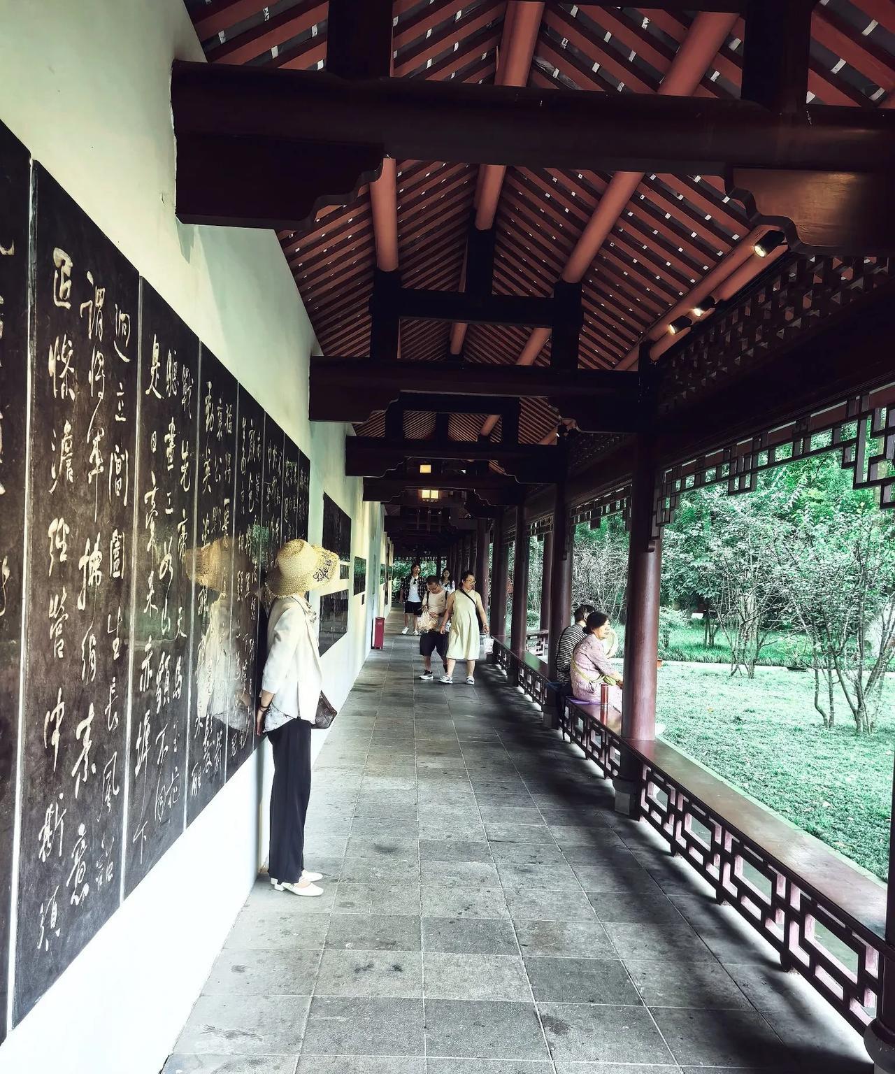其实，我带母亲来成都旅居，真的是一场修行之旅。母亲75岁半了，除了会用手机接打