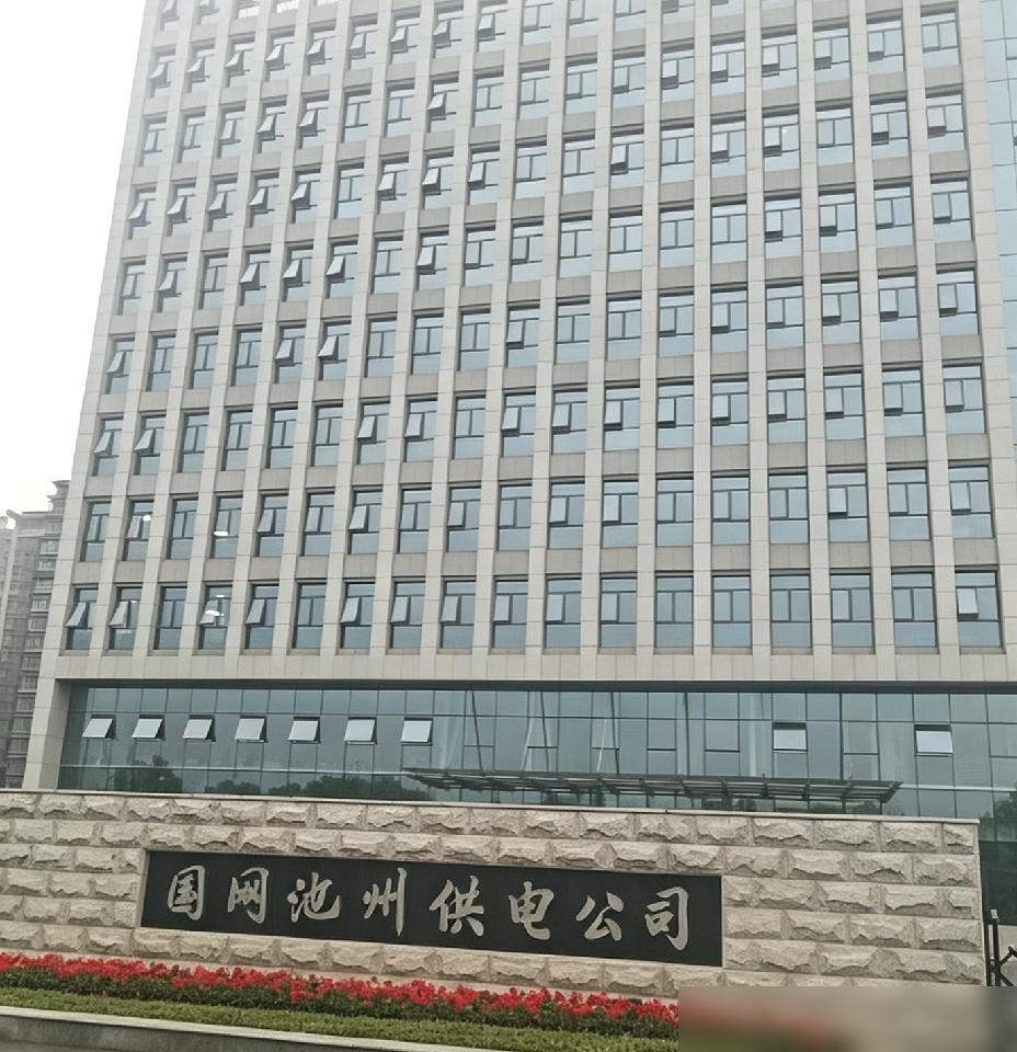 刚刚开车从牛头山镇回贵池城区，顺路带了一个小伙子回市区。小伙子说自己是皖西学