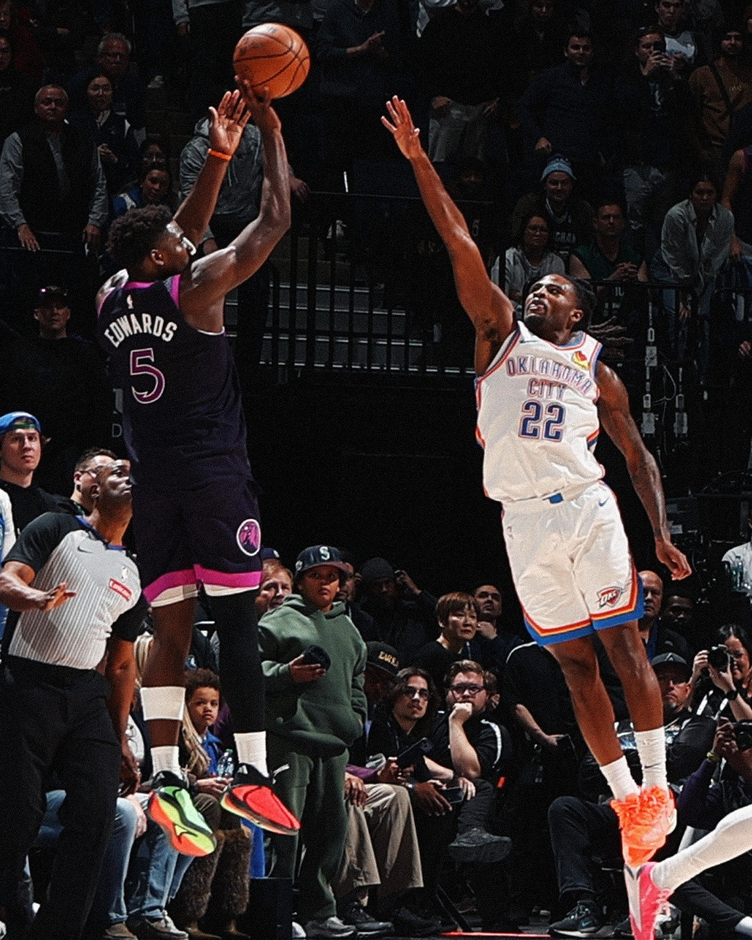 爱德华兹终于出了一口恶气，关键时刻先是命中3分反超比分，又大帽亚历山大确保领先，