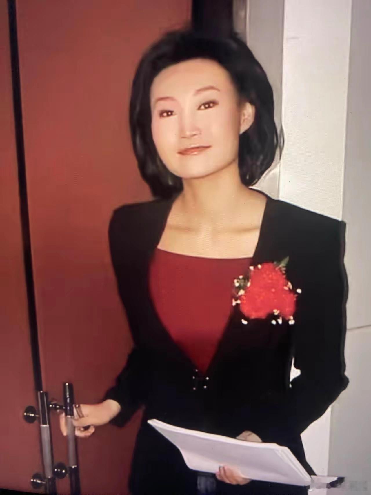 李梓萌说，现在46岁了，还是租房住、没结婚。来北京二十多年一直租房，不是买不起房