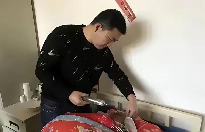 武汉快递员秦岷意外救起昏迷老人，哪料，却遭其女儿反咬：“我爸是你撞的，你要负责！