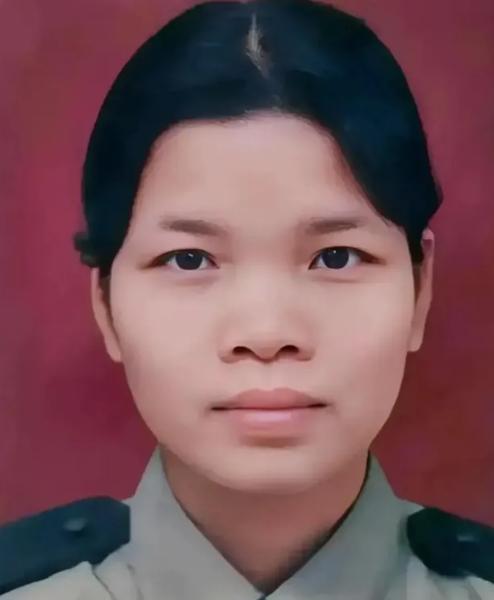 1997年，22岁的女警严婷壮烈牺牲，谁料，她的墓碑不允许刻名字，不允许放照片，