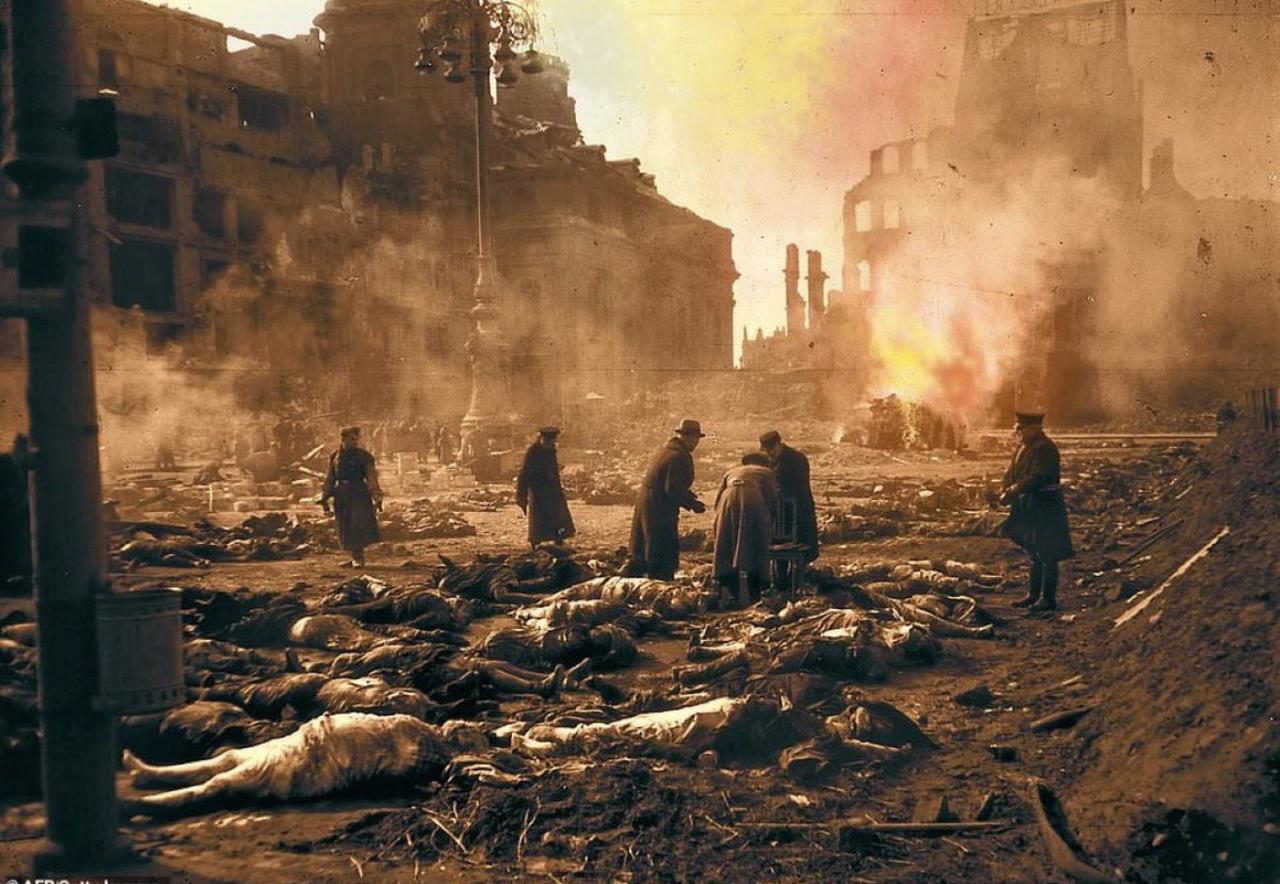 1945年2月13日盟军对德累斯顿的轰炸，指出800架轰炸机投下了2700吨炸药