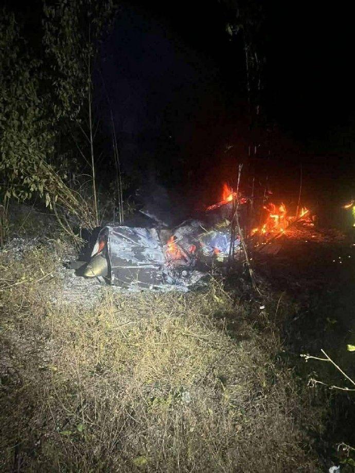 一架大型无人机坠落在柬埔寨境内（泰柬边境绵吉省波贝附近）的一片树林中，起火，燃烧