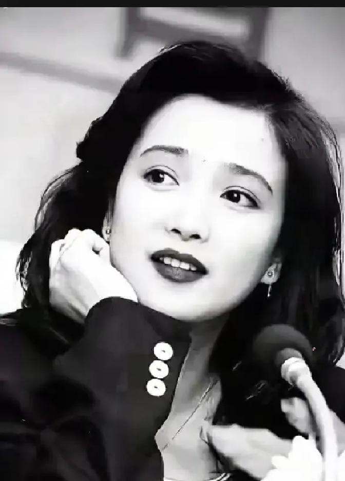 那个捧着骨灰盒的年轻人，是何晴的儿子。这一幕看得人心里发紧。演员何晴去年走