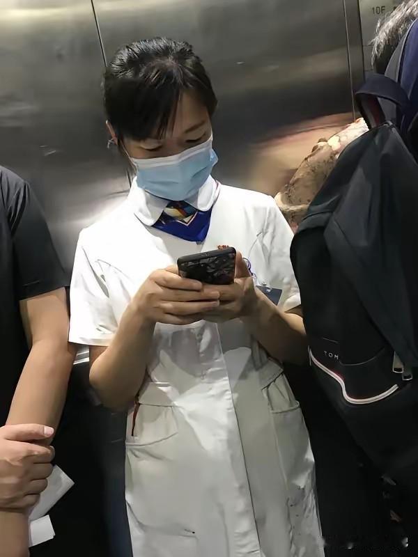 护士长因陪父手术迟到3分钟被罚1500元，她默默签单，下班后递交辞职报告，院长冷