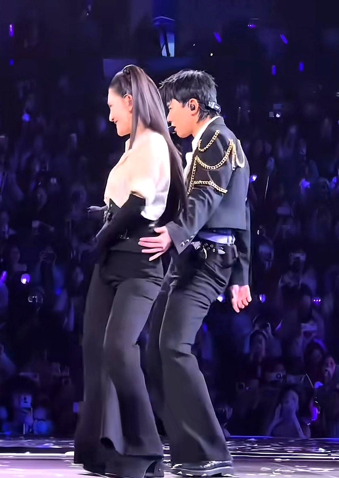 12万张鸟巢门票三秒钟抢空，抢票页面直接卡死成白屏。你端着酒杯嘲笑他只会飙高音靠