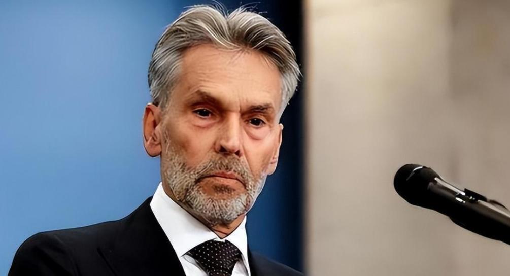 想不到吧？堂堂一国首相，竟然可以如此不顾体面！荷兰首相斯霍夫在欧盟峰会召开前