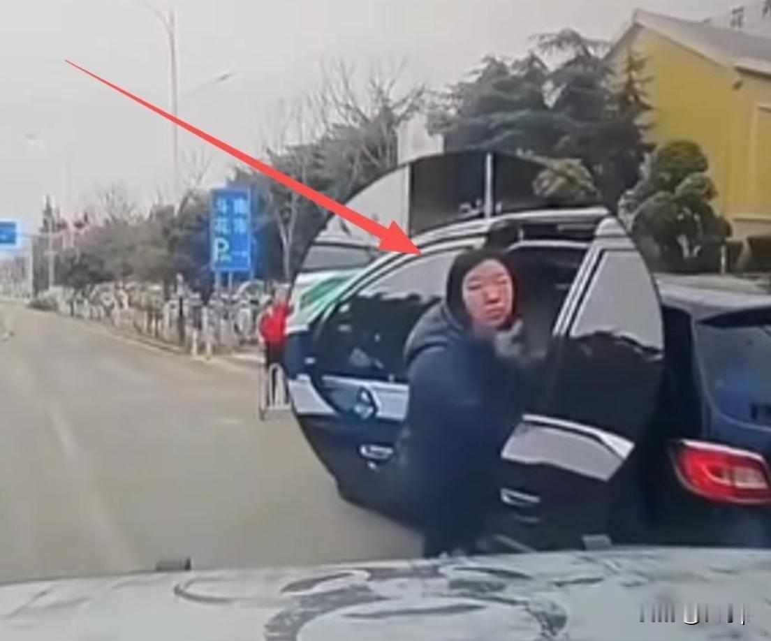 违停不说还慢悠悠的收拾东西还竖中指，最近昆明的这个大妈确实有点过了不过视频