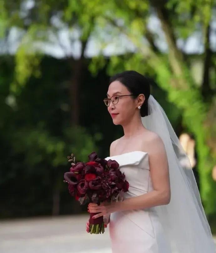 李国庆赚大了！8月21号，刚办完婚礼没几天，张丹红就扔出婚礼照，配文里“用余生