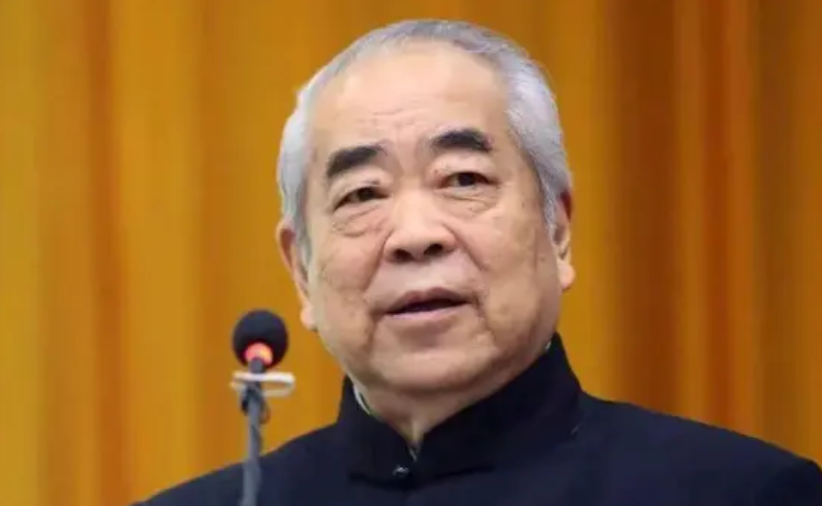 范曾在新家抽烟接客！2025年8月18日，好友回应范曾一切安好，并曝光搬家真相，