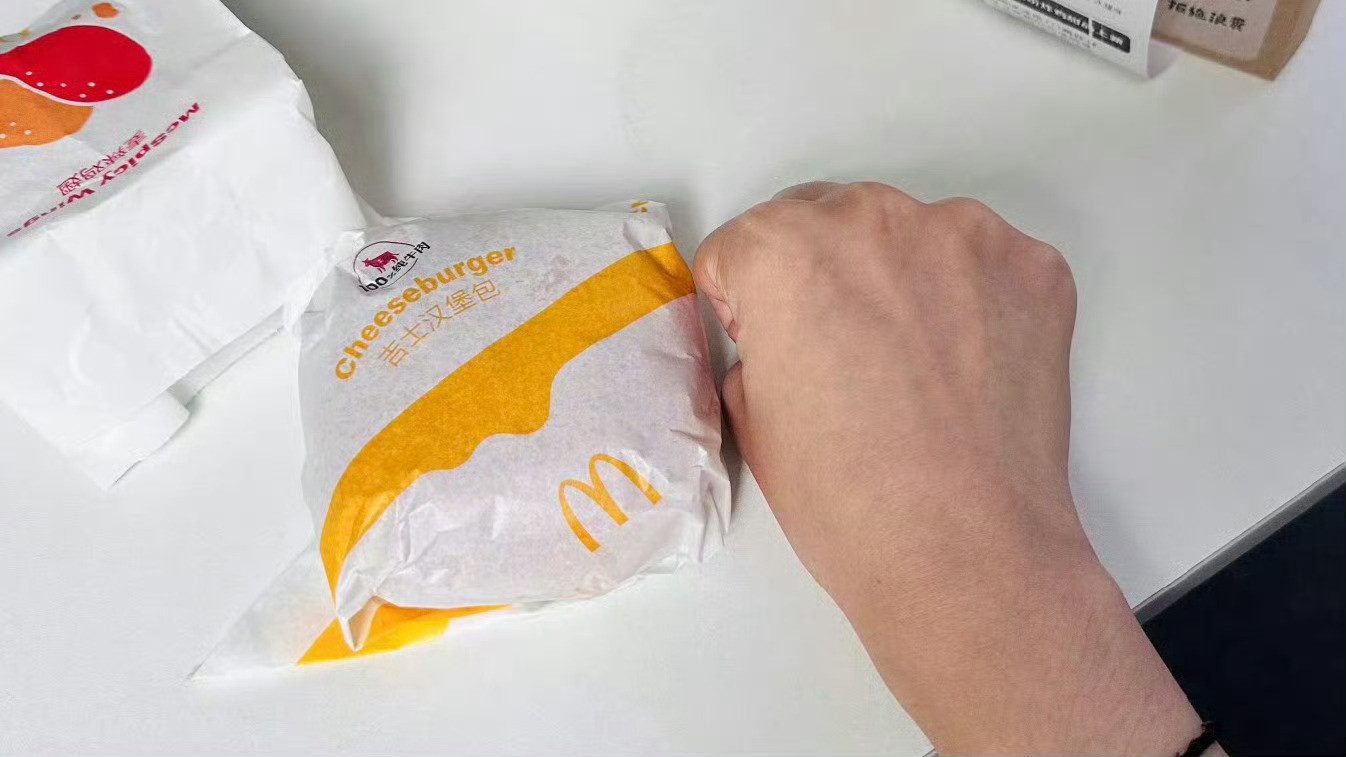 怪不得麦当劳是减肥餐我以为我拿拳头比很过分了怎么有人拿鸡蛋比啊哈哈哈哈哈哈哈哈哈