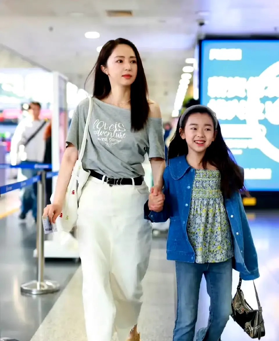 董璇是完全想把她女儿推进娱乐圈，太漂亮啦​​​