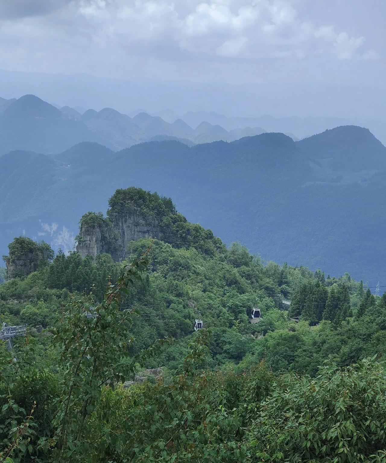避暑第三天今天去恩施大峡谷玩，这是第二次去，基本把腿爬废掉了，走路成了跛子，膝