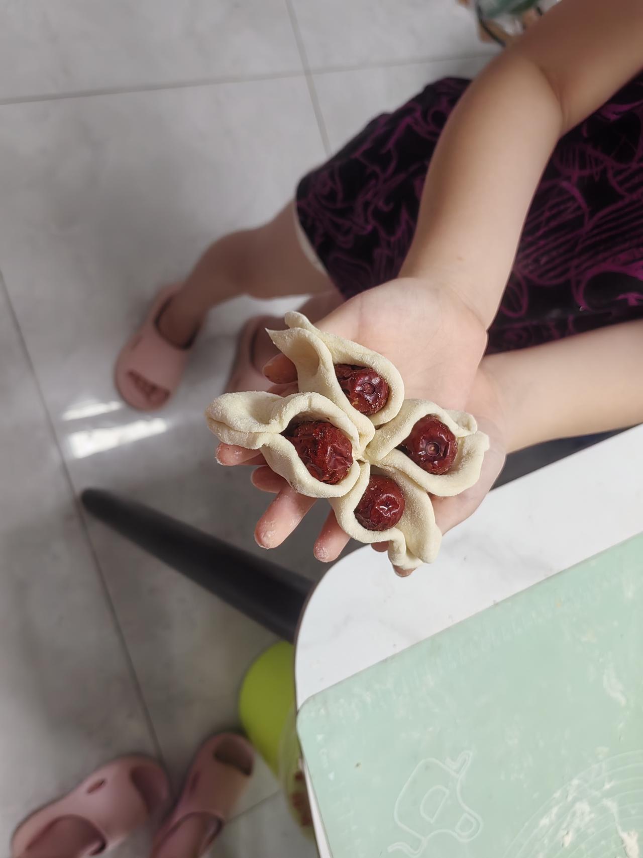 不能怪自己不自律，是俩孙女包的豆沙包忒好吃了。午饭，买了一袋耳朵眼豆