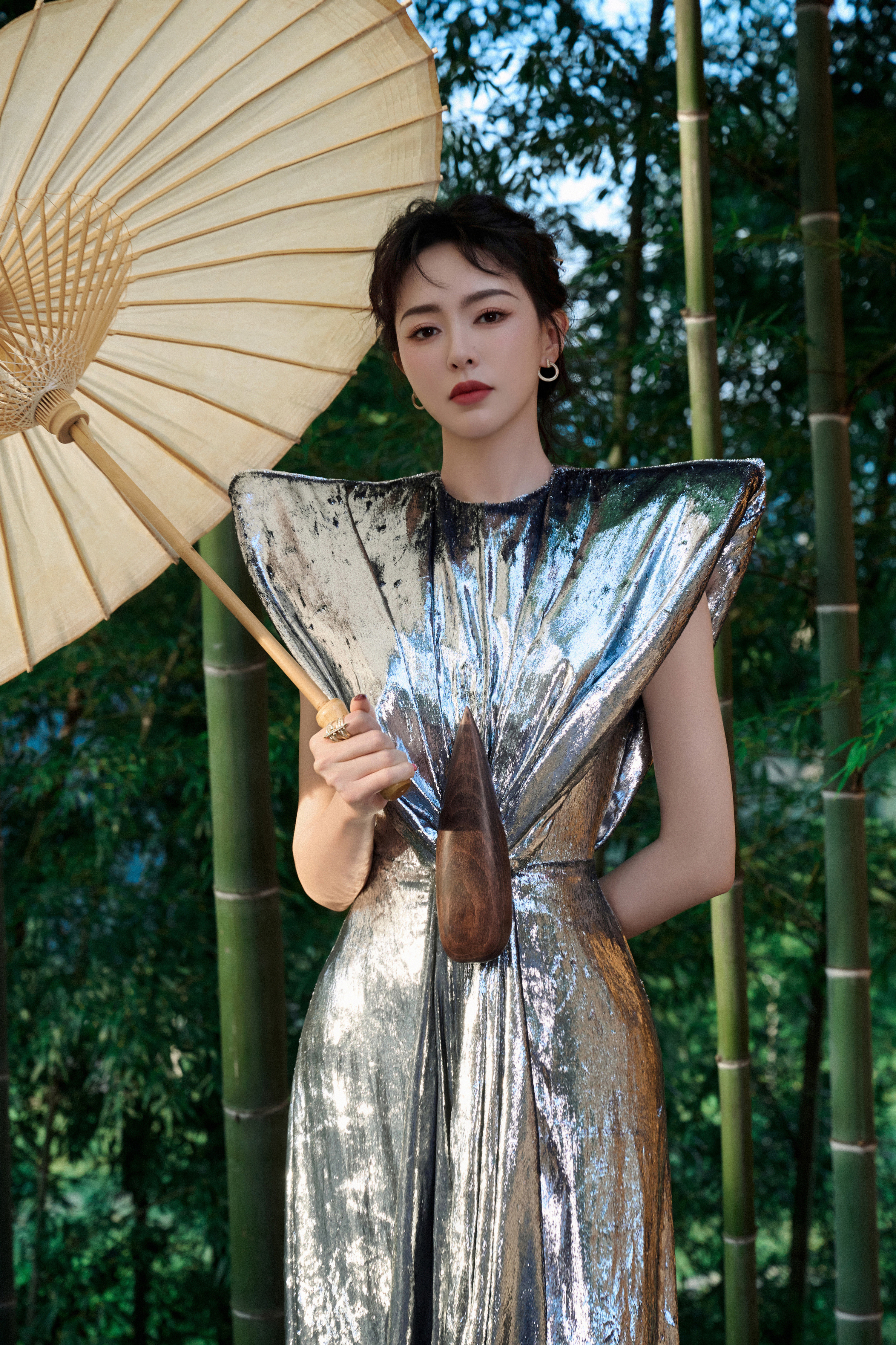 唐嫣在泼墨的山水画间，是那抹明亮的油彩🎋​​​