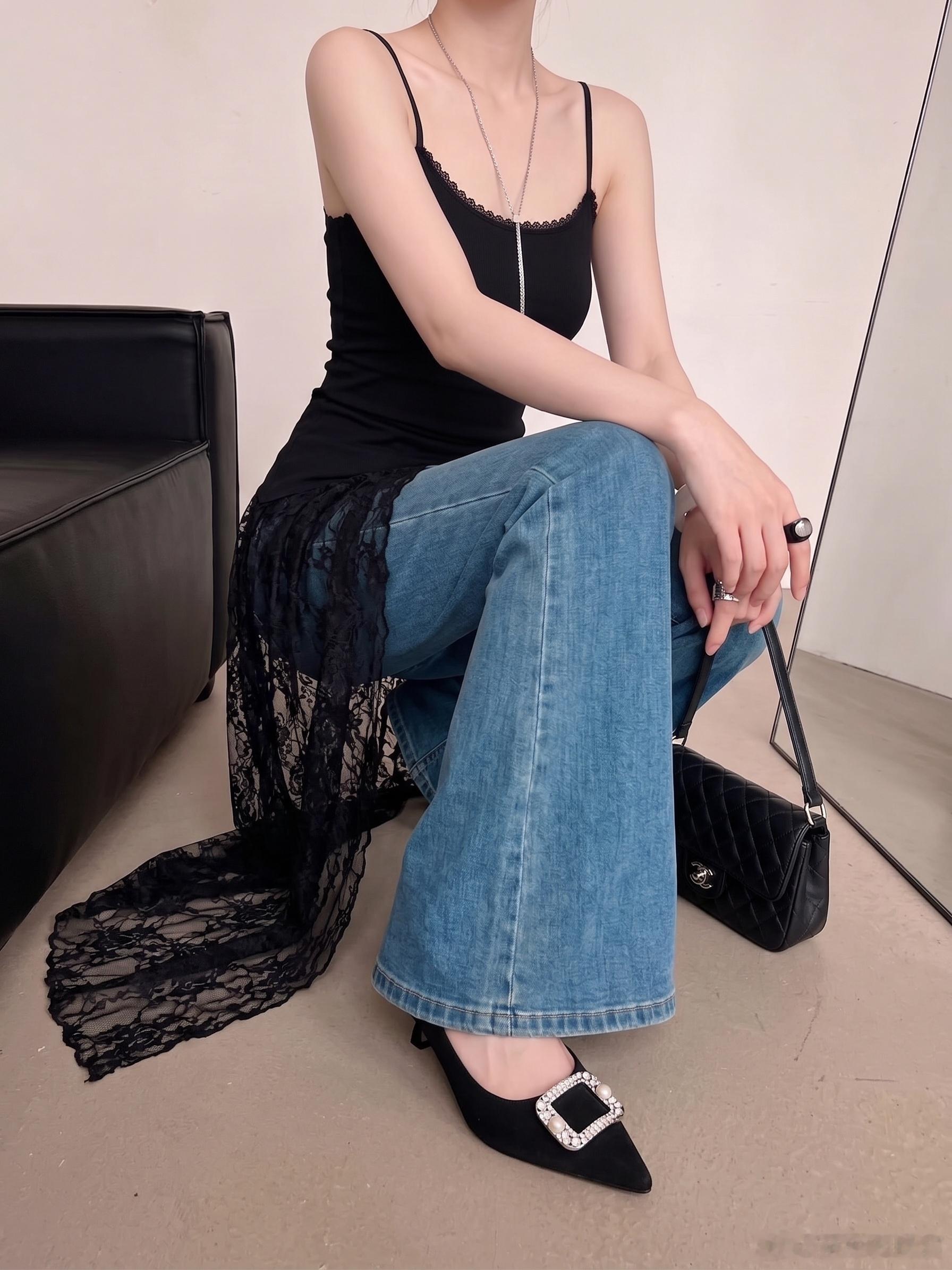 剧透//金丝绒自带细腻而含蓄的光泽，落在利落尖头轮廓上，让经典高跟鞋多了一层温