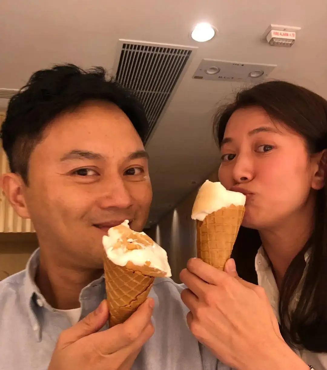 55岁的袁咏仪，一身优雅气质依旧在线，手拎爱马仕礼盒，身旁还有白马相伴，画面宛如
