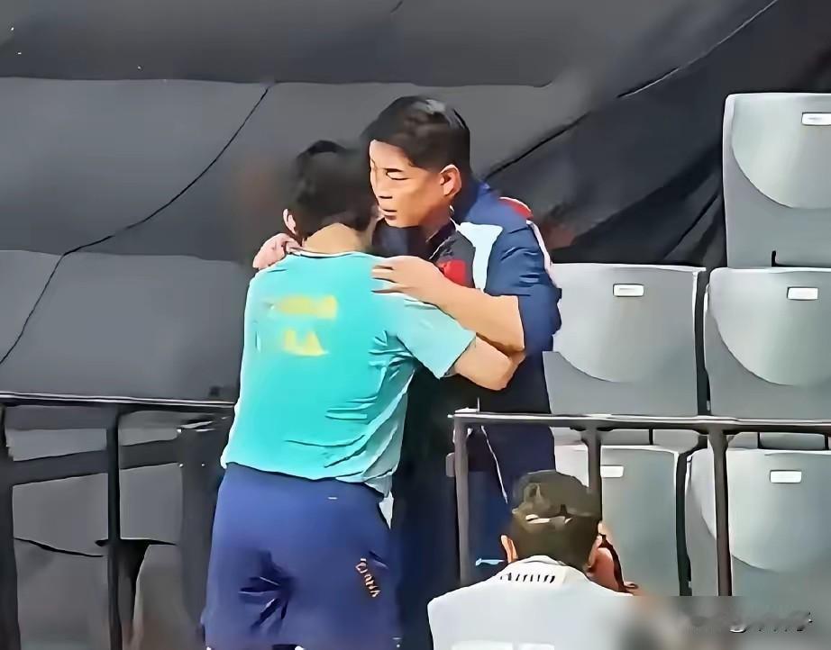 王皓把林诗栋叫到场边，一句话点破：你总退台，是怕输。林诗栋那个反手拧拉，以前是乱