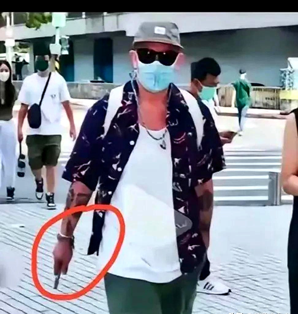 一个男人，消失了。只留下一个米色的背包，像个落荒而逃的句点。据说他黑瘦，