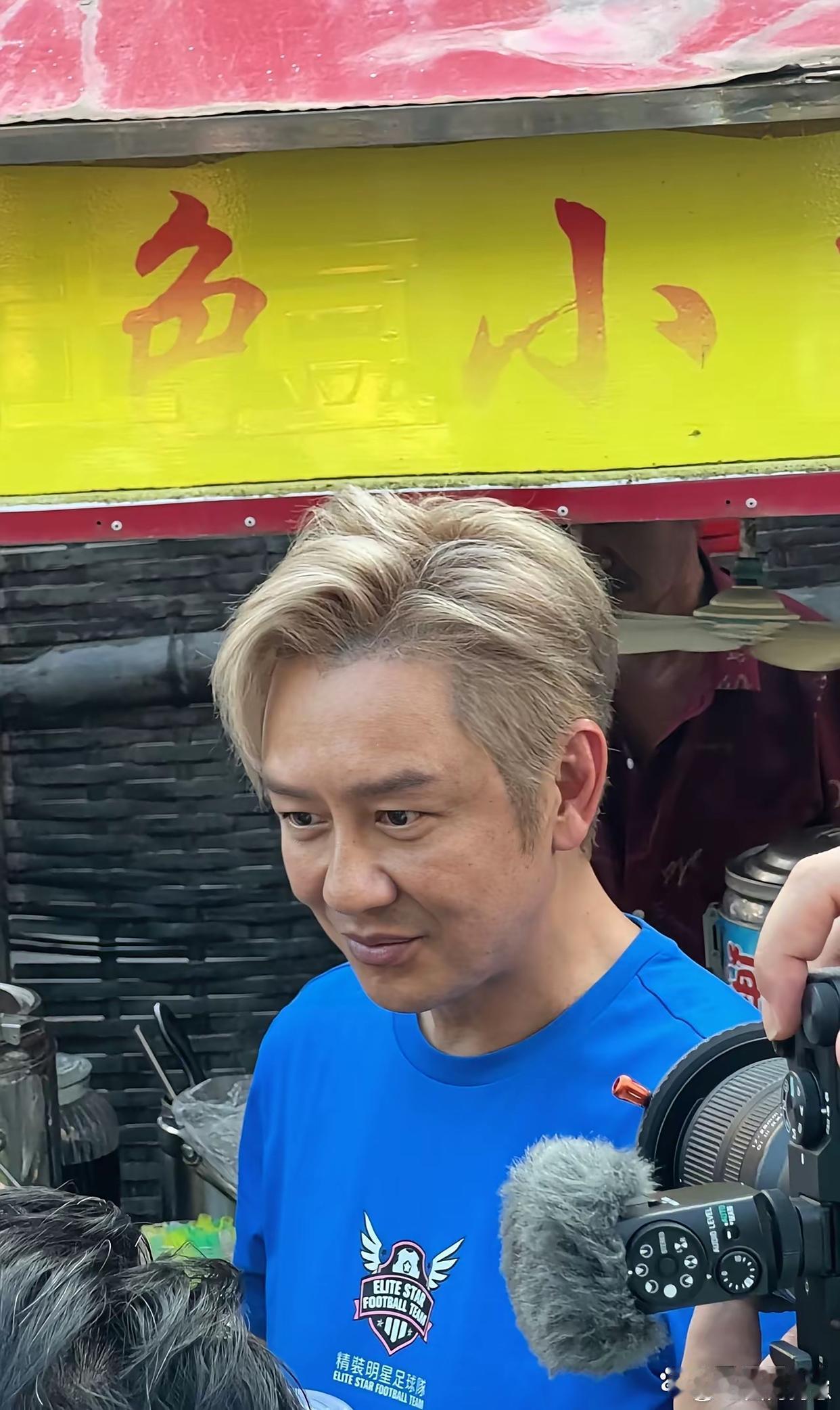 57岁的陈浩民在路人镜头下状态如何？没有精修滤镜加持，他的真实模样和精神气儿，是