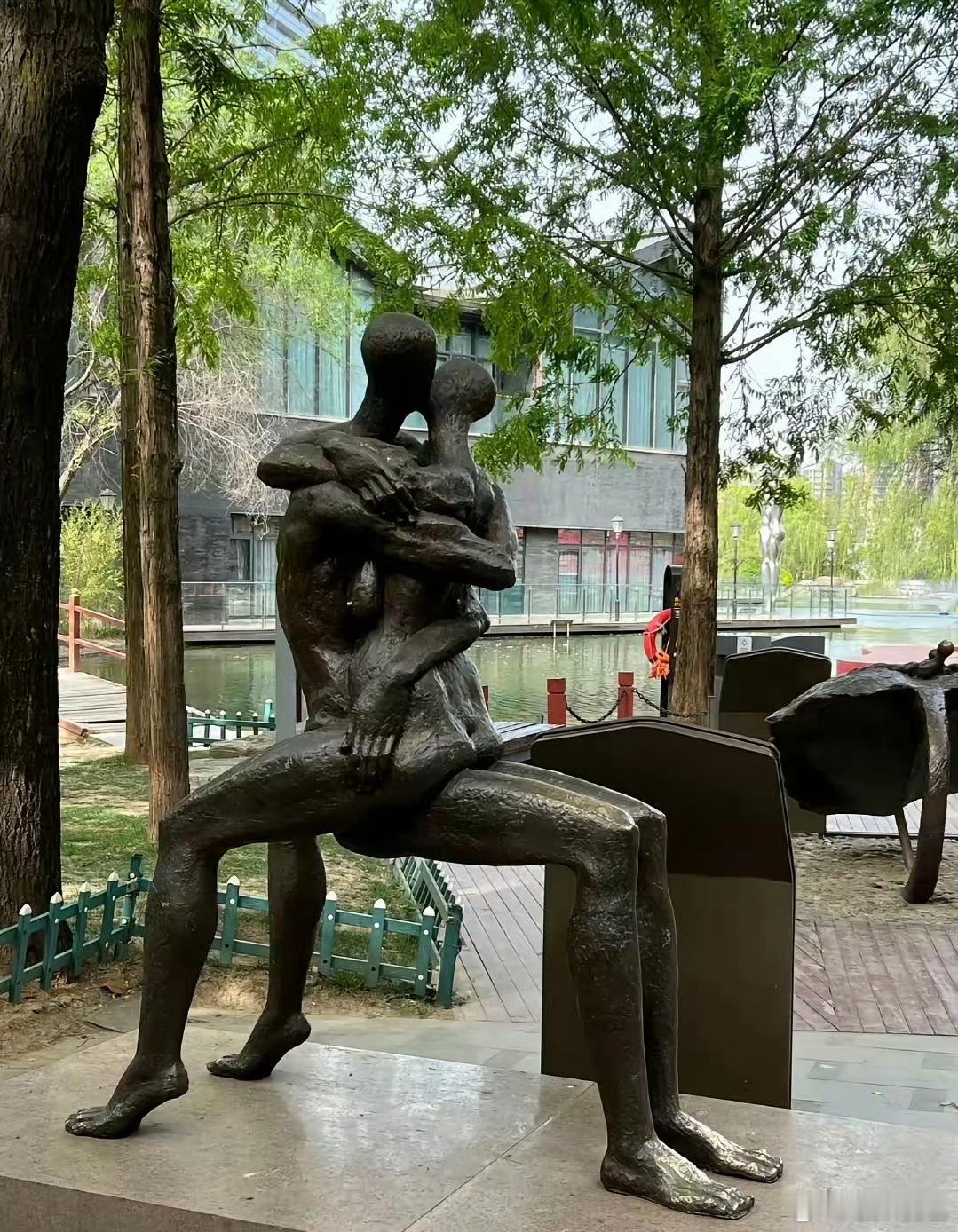 如果孩子问大人，这雕塑想表达什么？大人怎么回答好呢？