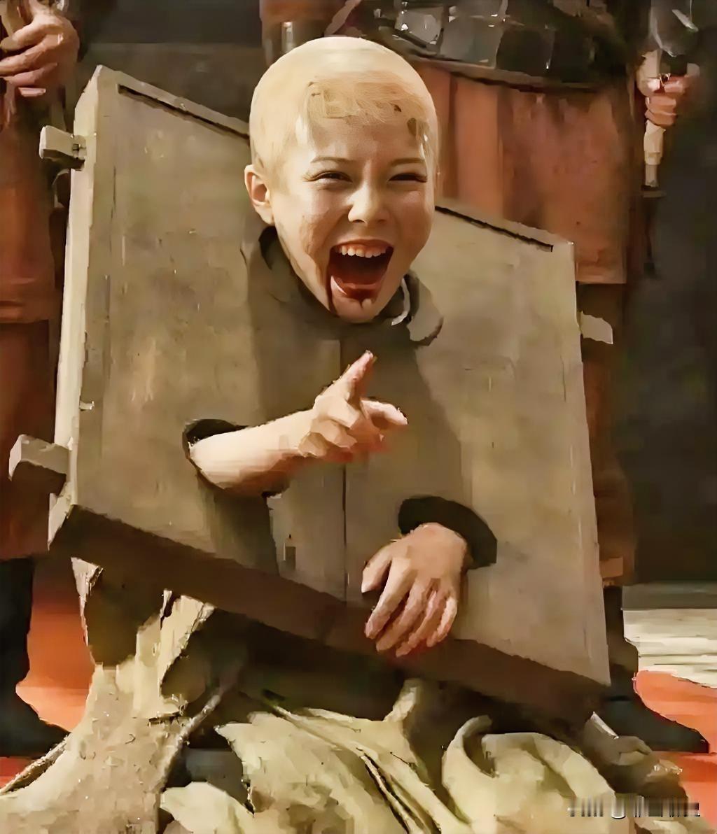 高祖刚闭眼，吕后的刀就对准了戚夫人。先是扒了她的绫罗绸缎，换上囚服，剃光头