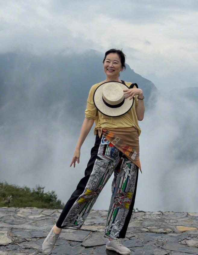 长得再美有什么用？林青霞70岁现状，让所谓的“冻龄女神”集体沉默！年轻时的林