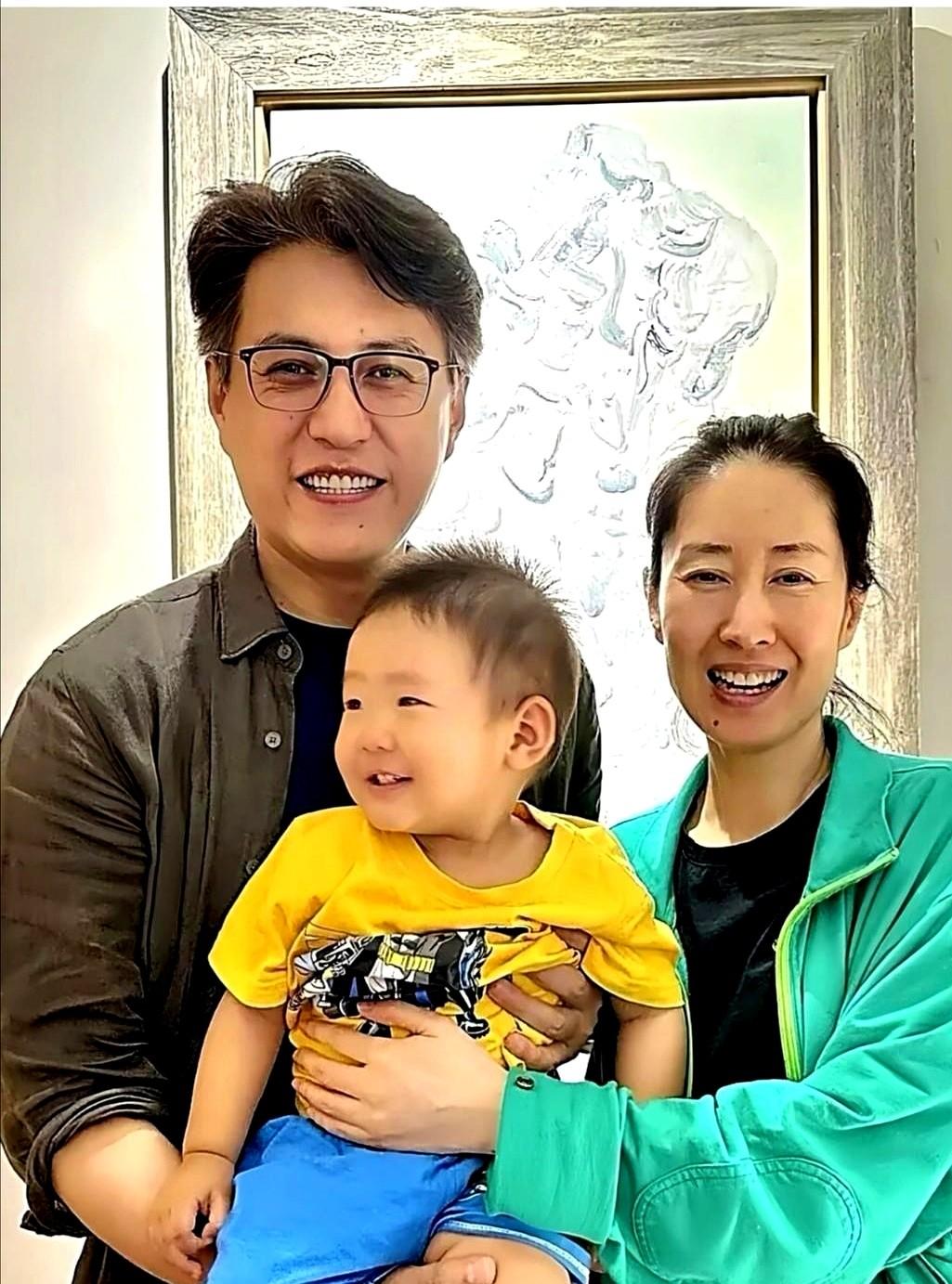 男女演员走得近就一定是绯闻？靳东和刘敏涛真给名利场上了一课。当年拍《母亲》，