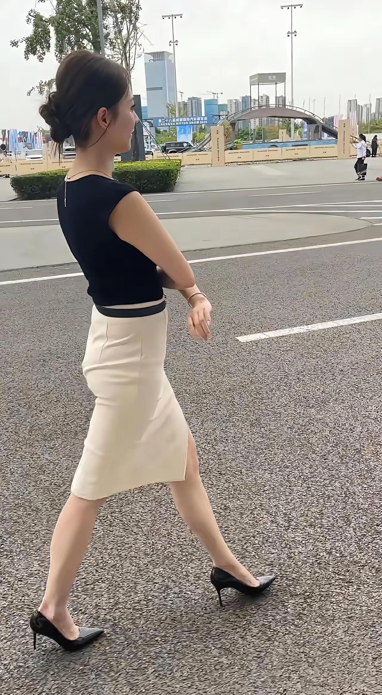 一位美女看完大阅兵，控制不住激动的心情，觉得凭自己这身材与大长腿也能走好正步，于