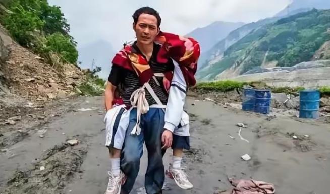 [点赞]“不用看了，他已经死了。”2008年汶川地震中，一位父亲背着高大的儿子