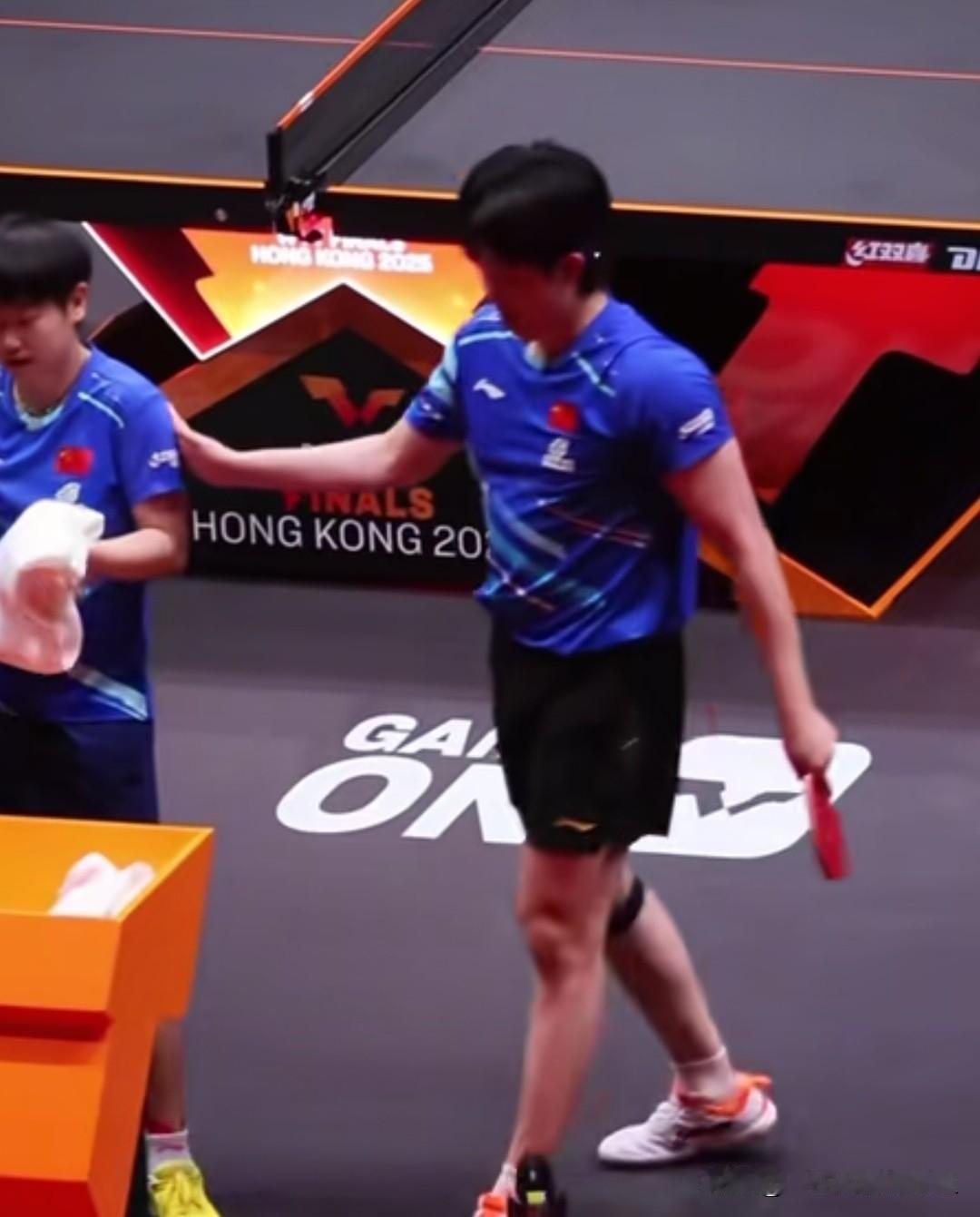 莎头混双决赛打完最后一个球后你发现了吗？他俩都有一个动作出来了。莎头混双决赛