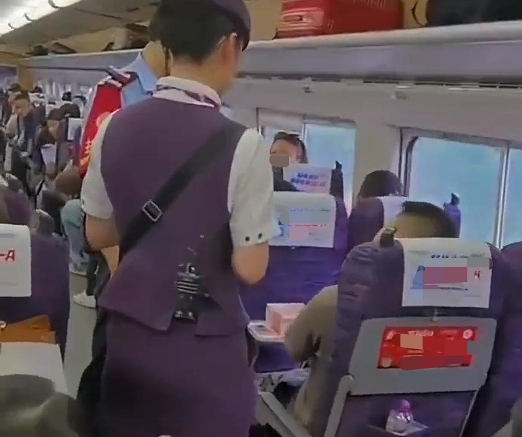 近日，高铁上一名男子炫富行为，引起网友们的愤慨！在二等座上，这名男子将一摞现