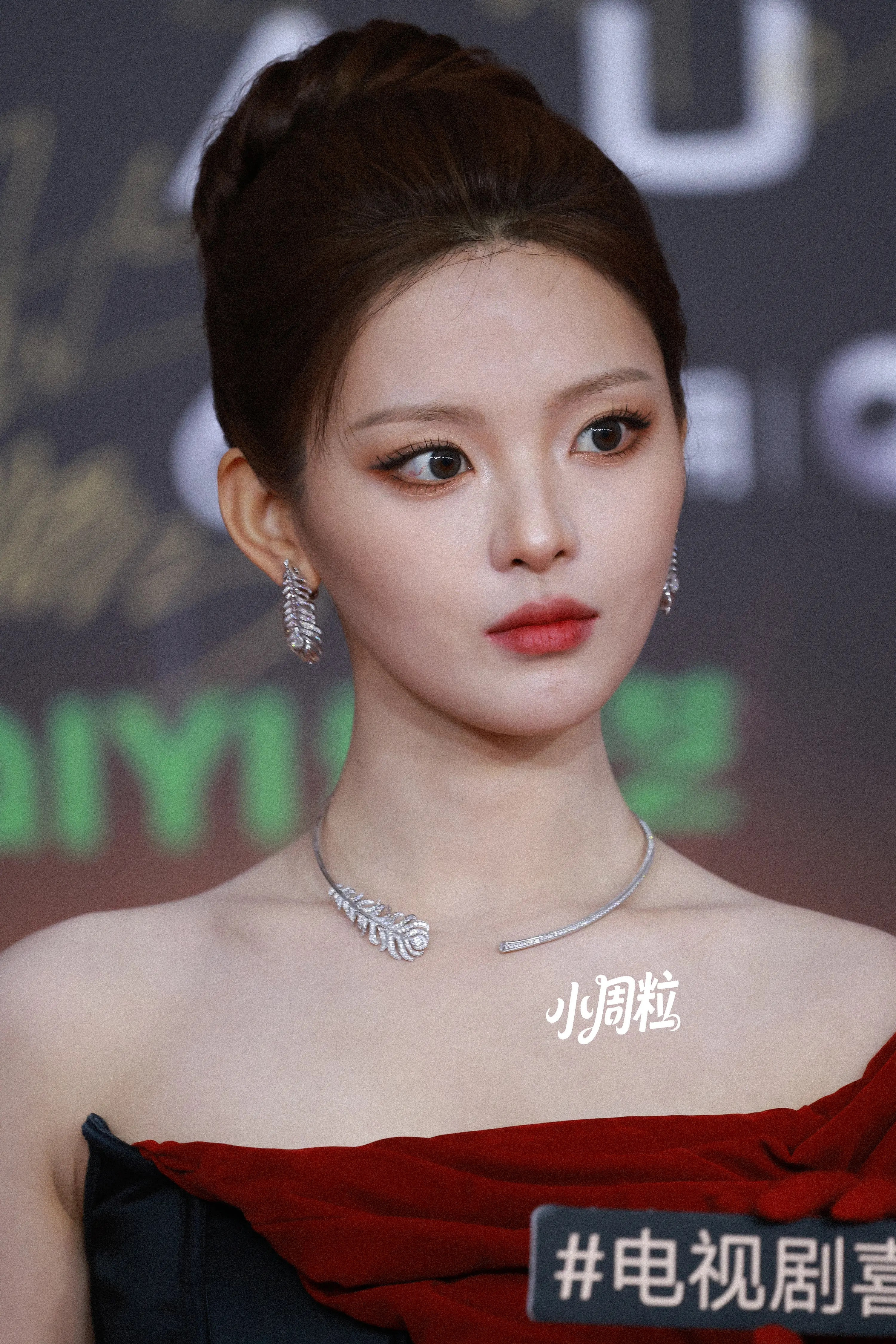 又掉落一组杨超越生图，哈哈哈我越憋笑挑战来着天鹅颈太优越了，被吸引👀杨超越[超