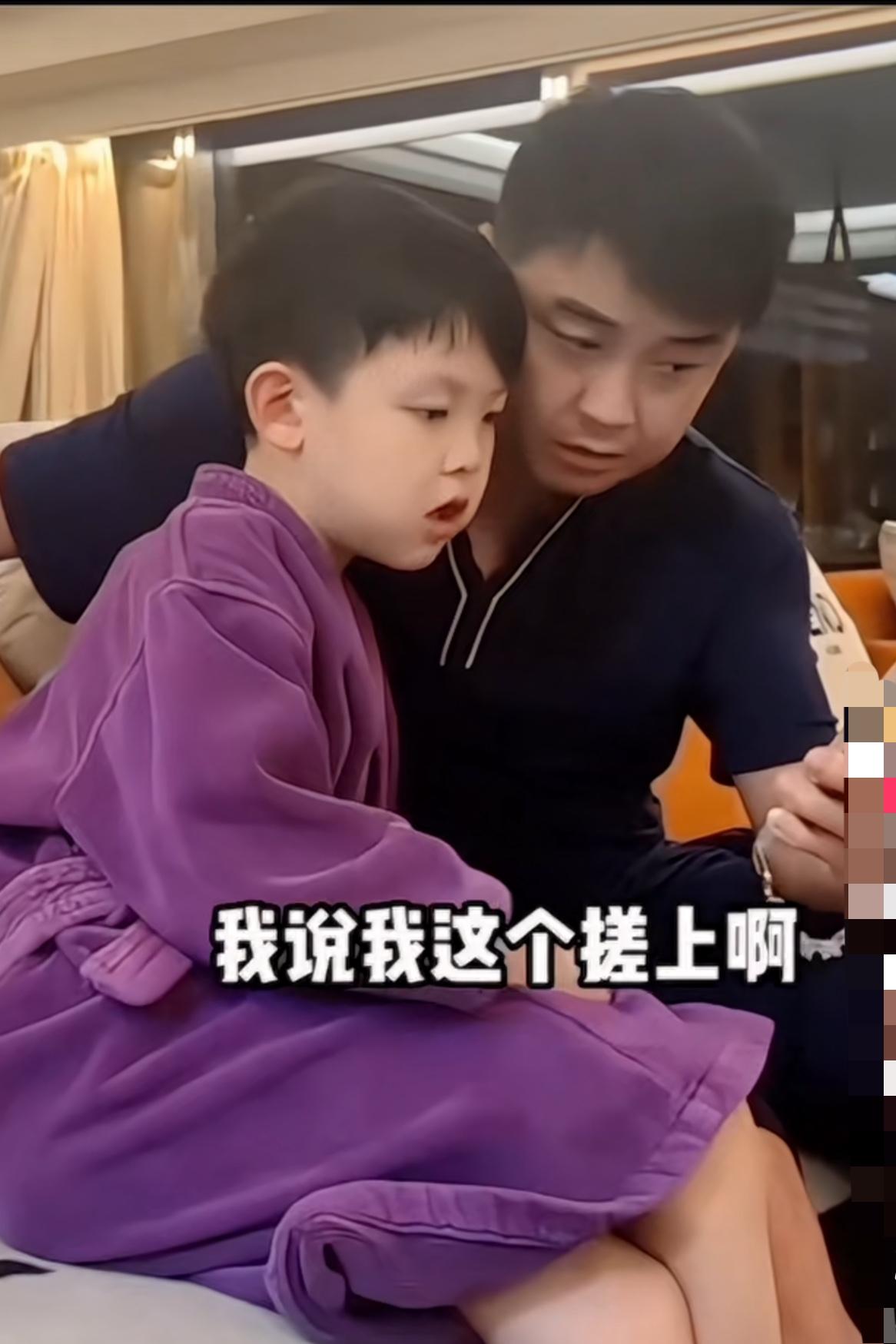 王皓回家也没有忘了“教练”的职责王皓：儿子，最近球练得咋样？儿子：还行！