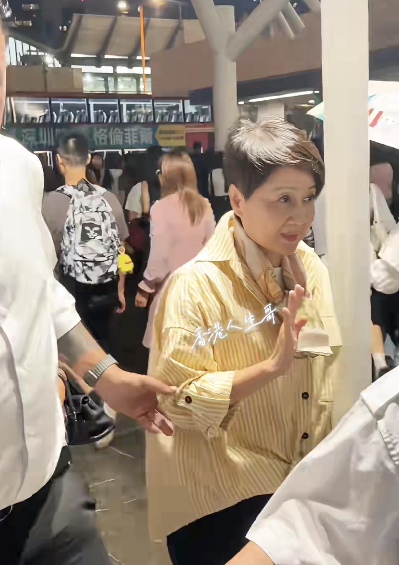 赌王四太一家现身香港慈善演唱会，66岁梁安琪状态超好，她带着妈妈一起来了，梁安琪