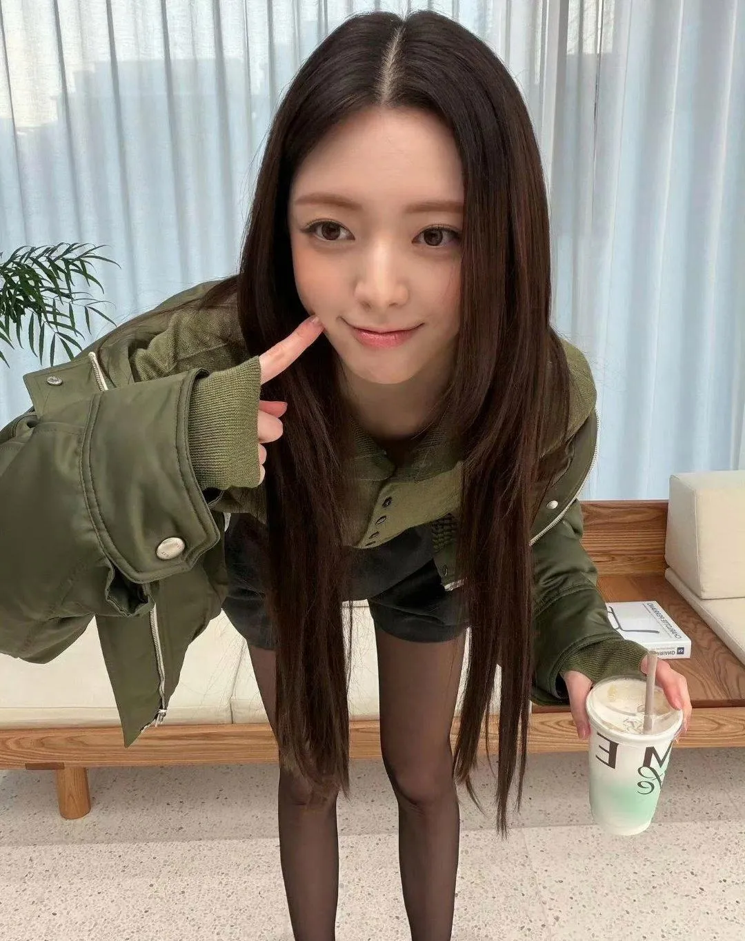 申宥娜的黑丝穿搭，把“纯欲飒”玩明白了！黑丝配高跟，再搭军绿外套...