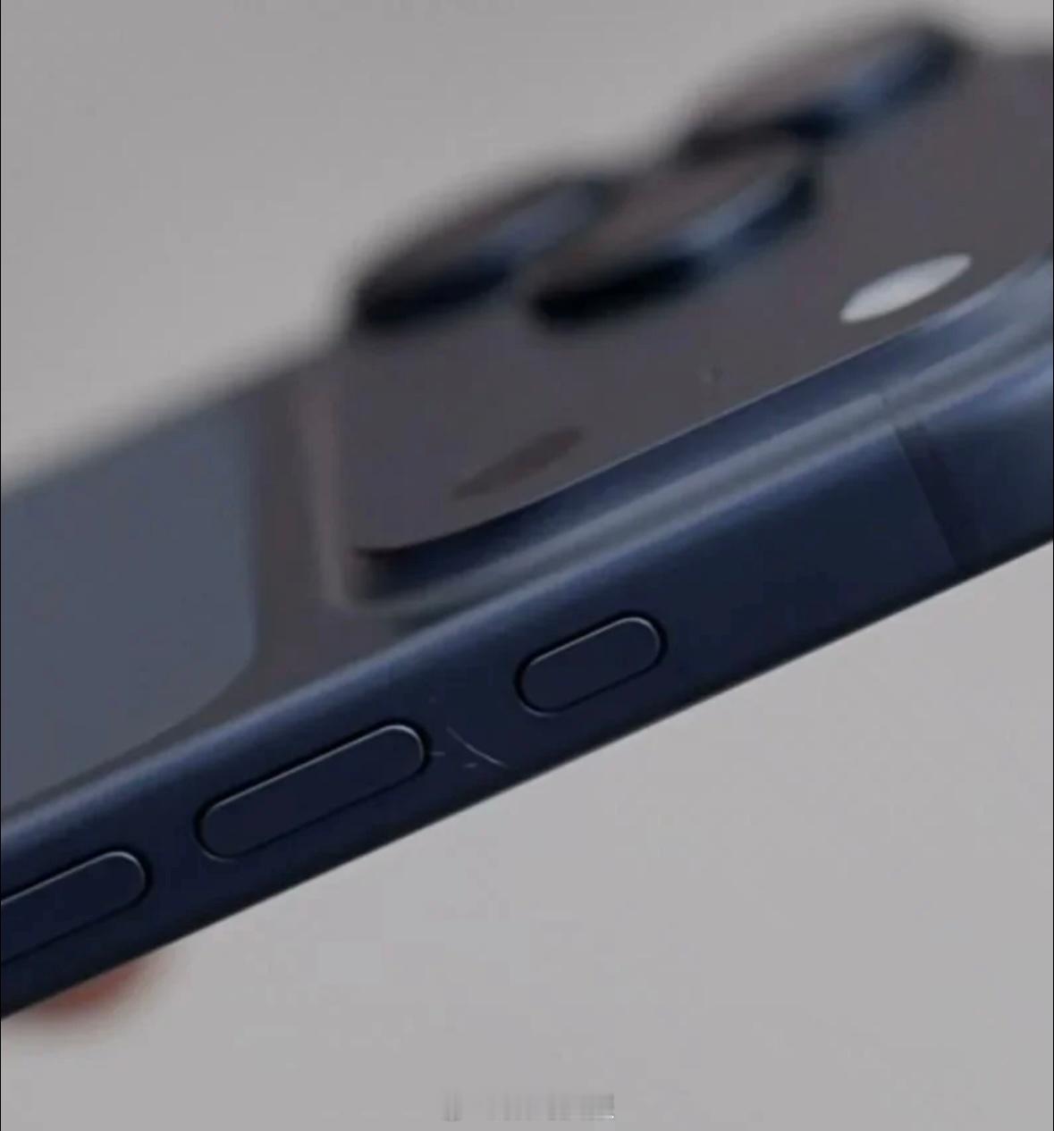 iPhone17首发上手看到一张图，iPhone17Pro划痕[捂脸哭]就边框
