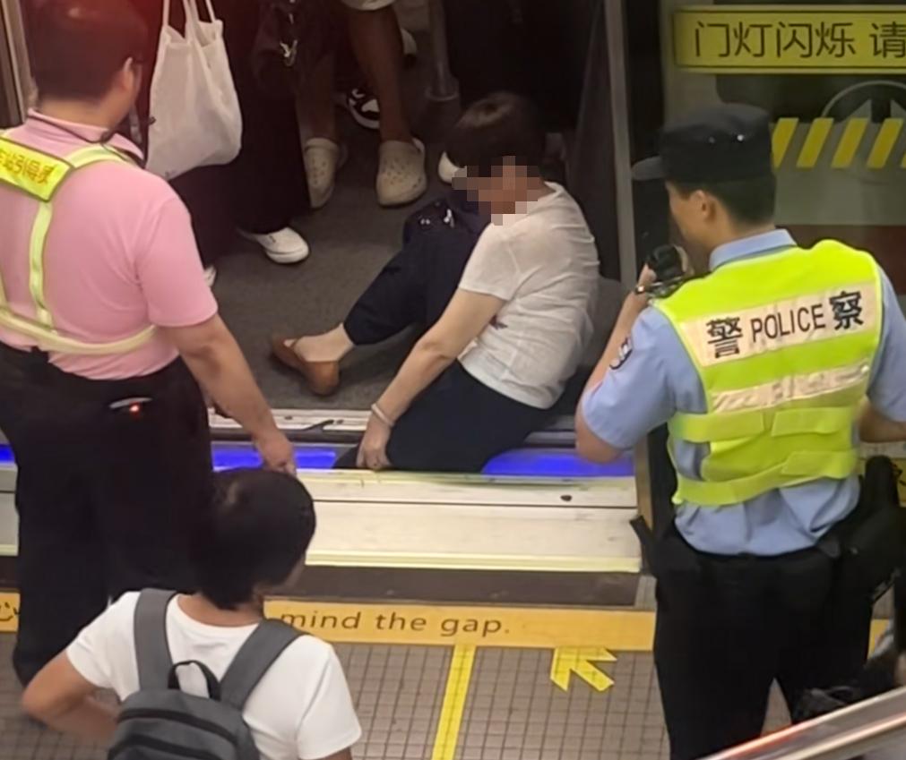 听朋友说，上海地铁一号线漕宝路站发生了一件很惊险的事。一个女乘客上车时一脚踩空，