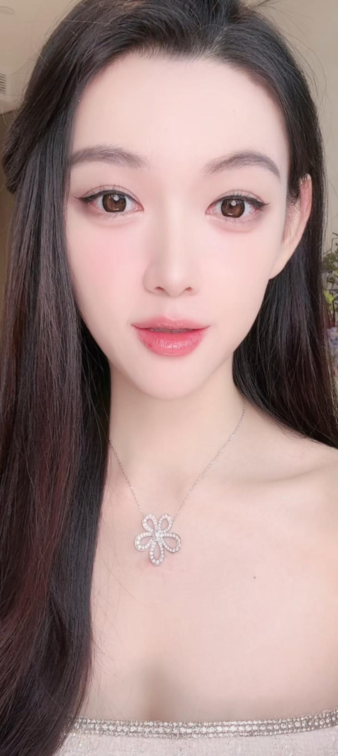 这个女孩看着好温柔啊！