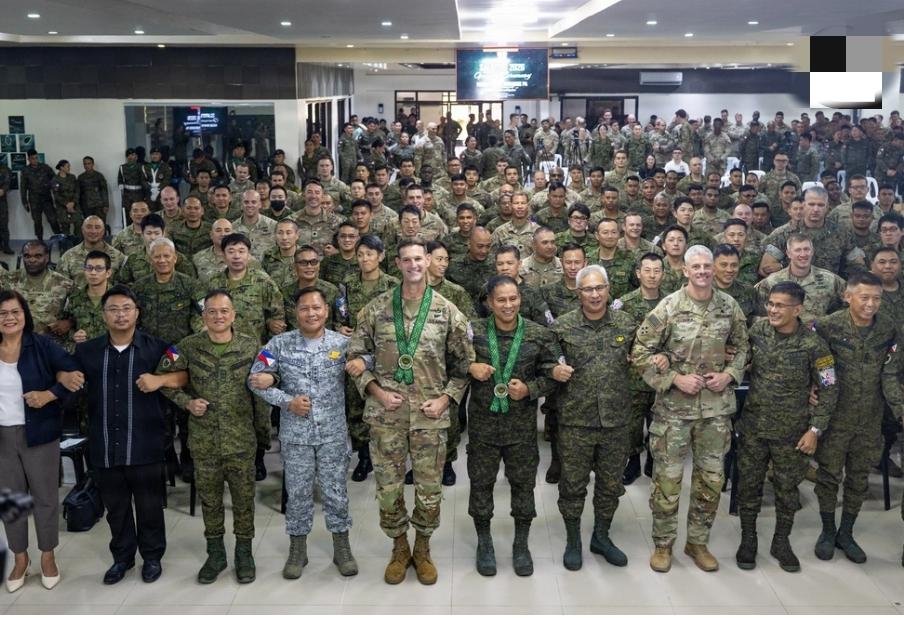 从“旁观”到“参战”。日本野心勃勃，乘军演之机撕开南海口子，美菲日合谋锁死东大海