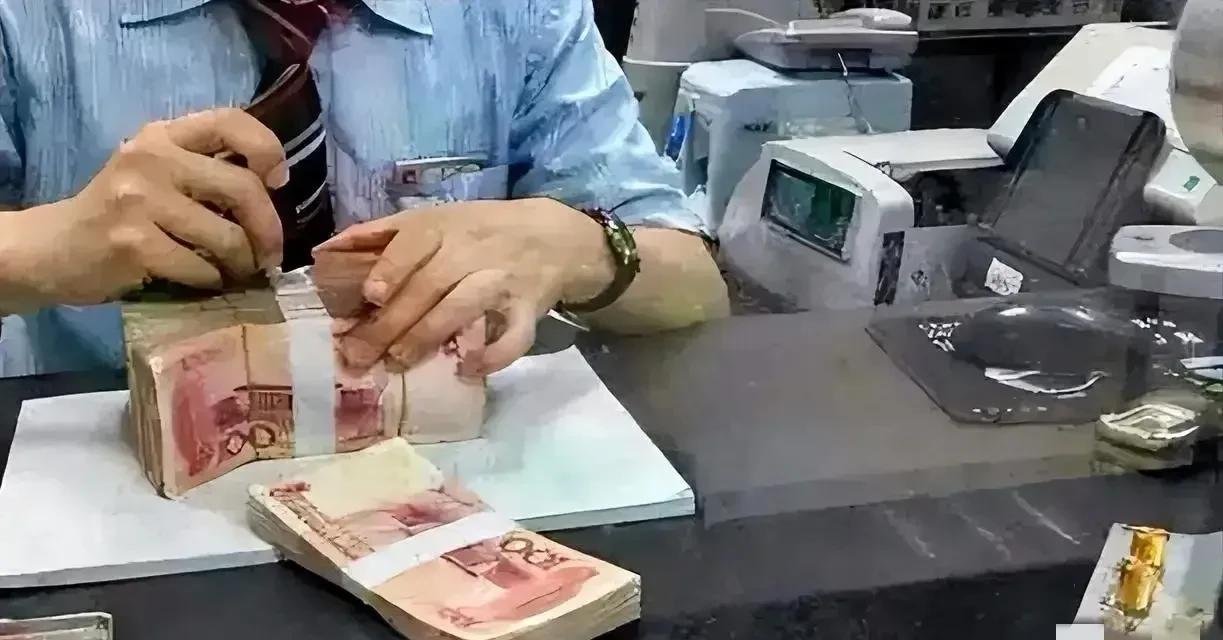 不是离柜概不负责吗？江西鹰潭，一对夫妻在银行取款25000元后，银行却打电话说他