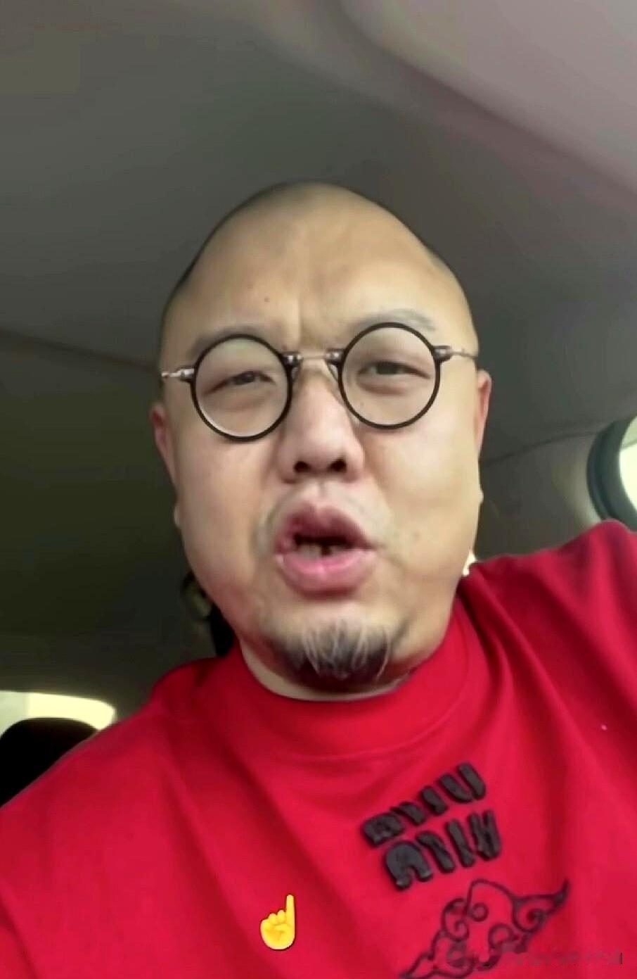 海河战神杨老五被传在女儿婚礼上挨了女儿一记响亮的大嘴巴。与此同时，“2+1”带着