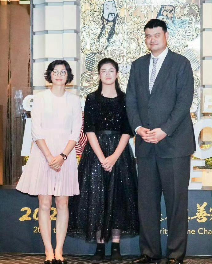 姚明女儿身高直逼2米15！父女温馨对话曝光：'不想打篮球，我要当设计师'