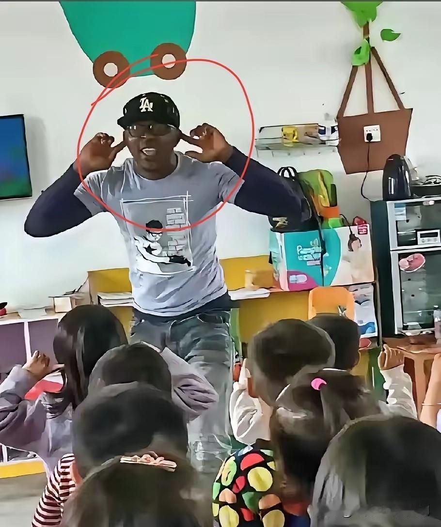 我开始有点理解那些给孩子转园的家长了不是因为肤色差异，也不是因为文化适应问题